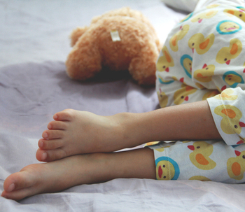 Votre enfant fait pipi au lit : quelles causes et solutions ?