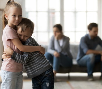 Les enfants qui s’occupent de leurs parents seront des adultes anxieux  : la prise en charge inversée
