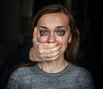 10 signes avant-coureurs d'une relation abusive