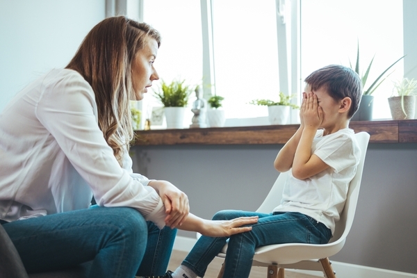 4 façons dont les traumatismes infantiles peuvent affecter à l'âge adulte 