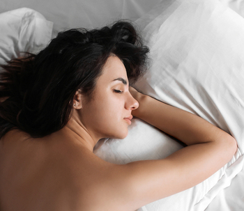 Pourquoi dormir nu ? 9 avantages à dormir sans pyjama