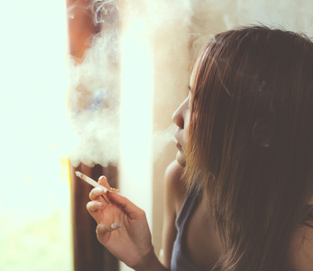 Fumer augmente l'isolement social et la solitude